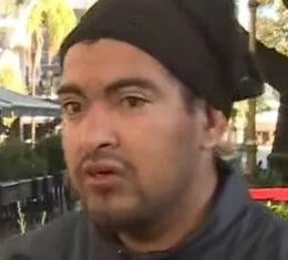 indigente dueno de perro