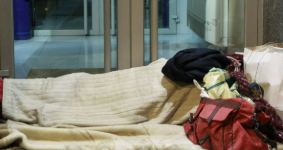 Indigentes duermen en cajeros