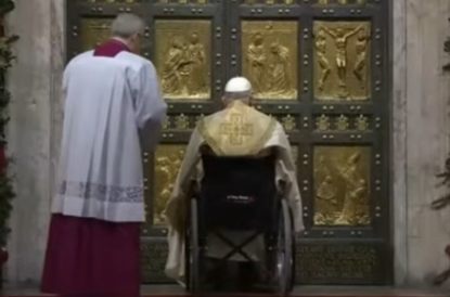 Papa frente a la Puerta Sagrada